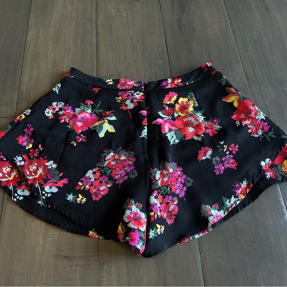 Lush Floral Shorts - Picture 3 of 3